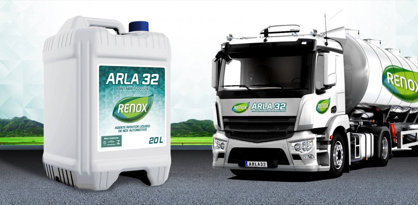 Bombona de Renox Arla 32 de 20 litros ao lado de um caminhão-tanque Renox